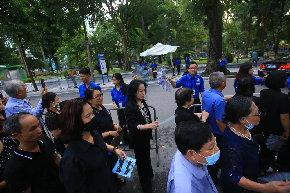 Hình ảnh người dân Hà Nội xếp hàng cả cây số để vào viếng Tổng Bí thư Nguyễn Phú Trọng