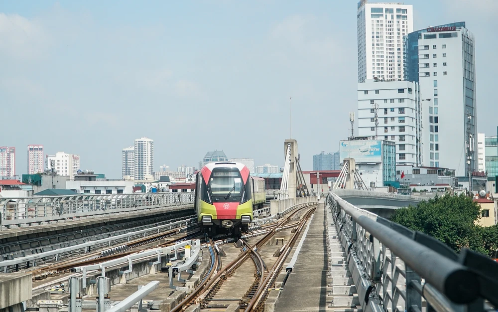 Ngắm tàu đường sắt Nhổn - Ga Hà Nội trước ngày vận hành chính thức