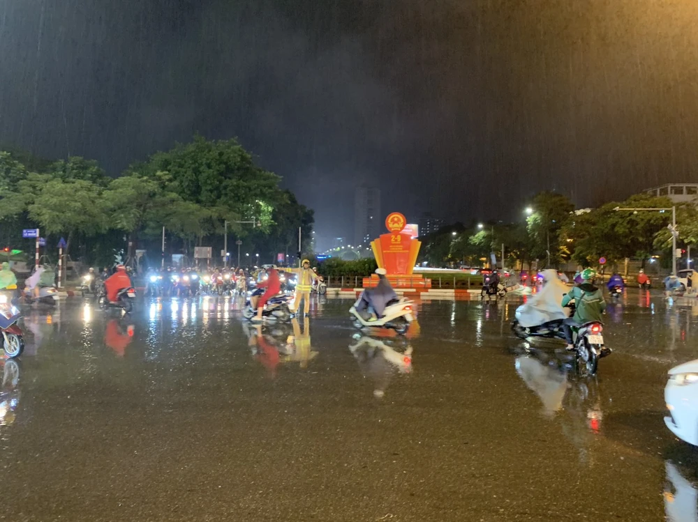 Cơn mưa lớn khiến nhiều tuyến phố Hà Nội ngập sâu, giao thông ùn tắc