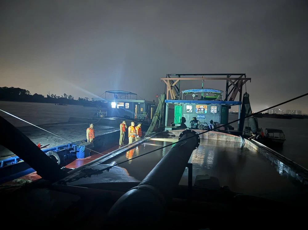 CSGT mật phục bắt giữ 2 tàu khai thác cát trái phép trên sông Hồng