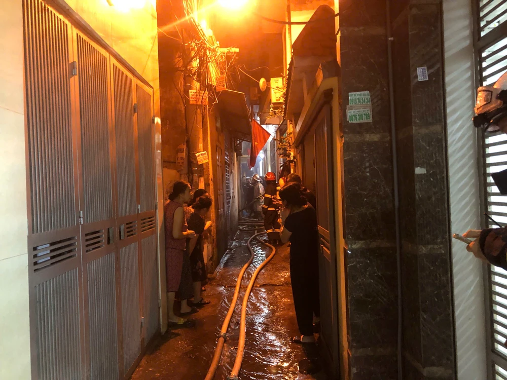 Đám cháy nhà dân nằm sâu trong ngõ nhỏ. Ảnh CTV