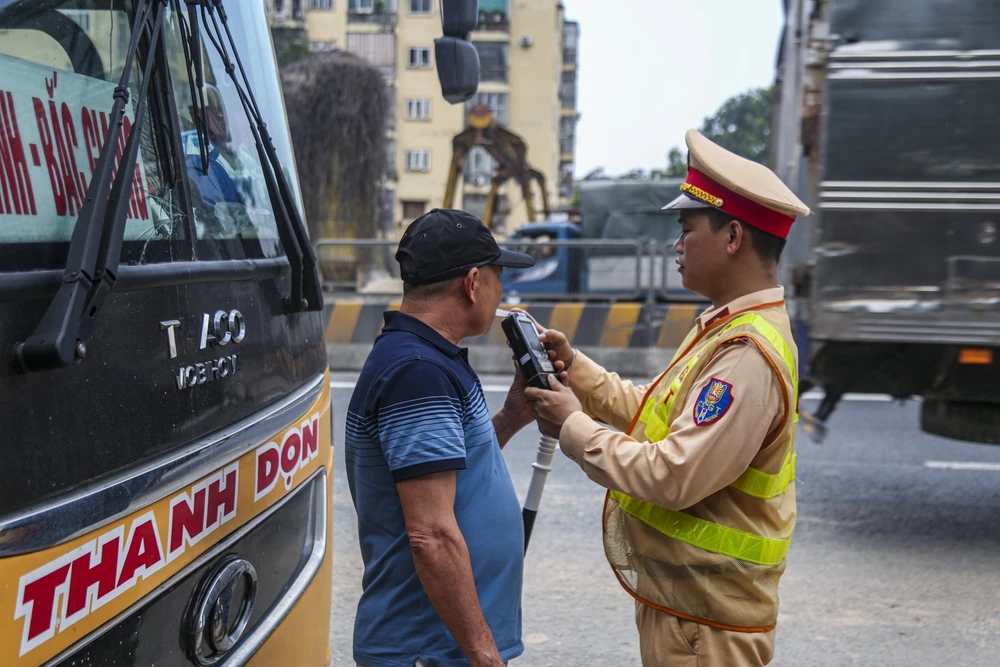 Phòng CSGT Hà Nội cho biết, từ đầu năm 2024 đến nay, Đội CSGT số 6 đã phát hiện, xử lý 1.806 trường hợp vi phạm liên quan đến vận tải hành khách, phạt hơn 1,1 tỉ đồng; tạm giữ 4 xe, 1.802 bộ giấy tờ, tước 141 Giấy phép lái xe.