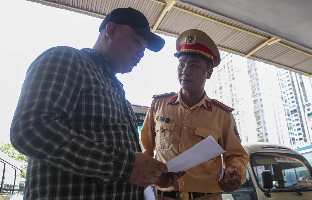 Lực lượng CSGT tuyên truyền, hướng dẫn pháp luật, phát tờ rơi cho đội ngũ lái xe, hướng dẫn lái xe kiểm tra phương tiện, sắp xếp hành khách, hàng hóa trên phương tiện bảo đảm an toàn.