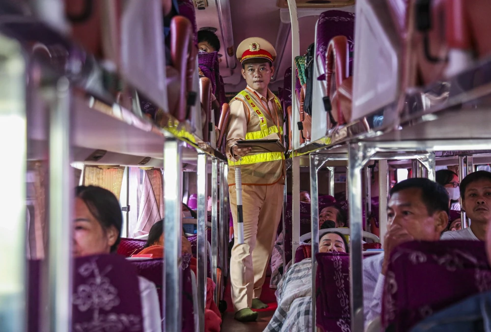 Các xe khách khi di chuyển trên đường sẽ được CSGT dừng kiểm tra số lượng hành khách và việc đảm bảo an toàn giao thông.