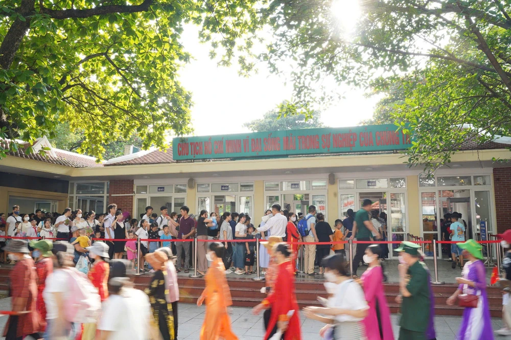 Dòng người xếp hàng dài vào Lăng viếng Chủ tịch Hồ Chí Minh dịp Quốc khánh 2-9