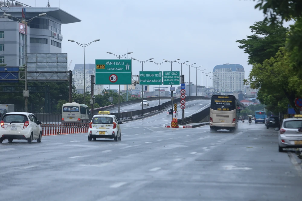 Hàng loạt cây xanh ở Hà Nội bật gốc do ảnh hưởng của bão số 3