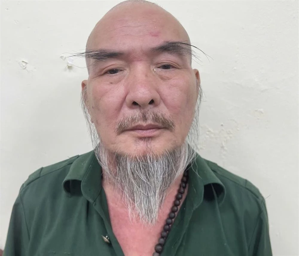 Ông Ngọc cùng nhiều người tự xưng là thương binh mang xe ba bánh đến cổng bệnh viện để gây rối.