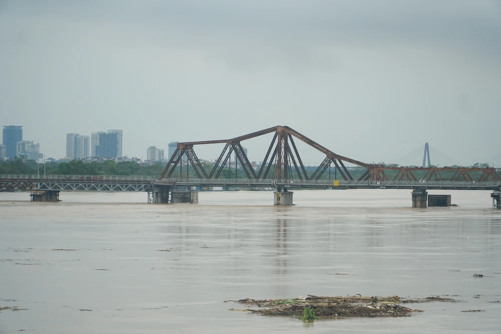 Ghi nhận chiều cùng ngày, mực nước sông Hồng đã lên tới gần sát mặt cầu.