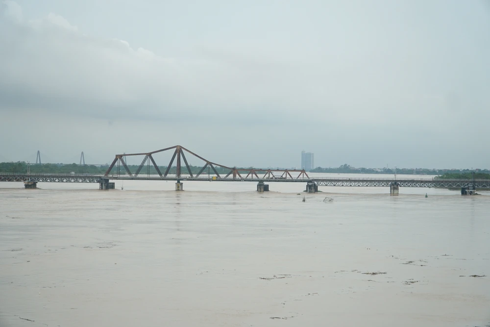 Việc cấm phương tiện lưu thông trên cầu Long Biên nhằm đảm bảo an toàn khi mực nước sông Hồng mỗi lúc một dâng cao.