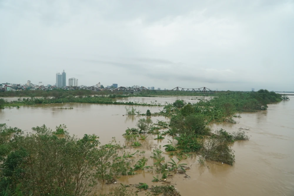 Ghi nhận chiều cùng ngày, mực nước sông Hồng đã lên tới gần sát mặt cầu.