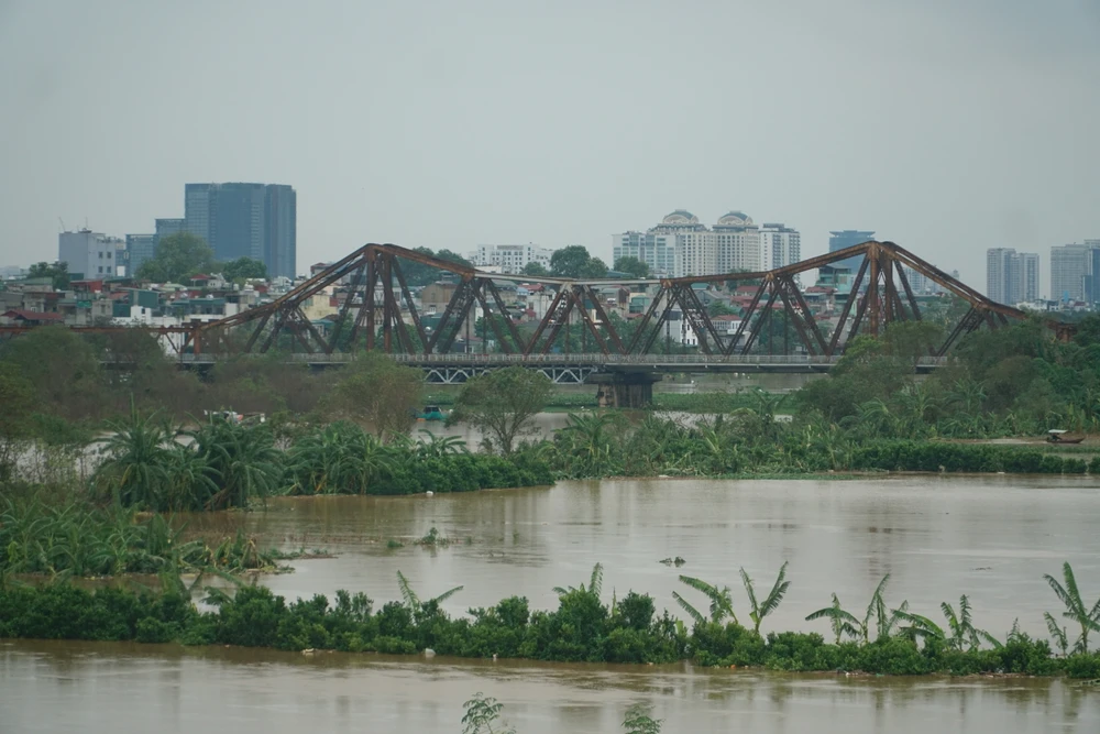Được biết, cầu Long Biên, TP Hà Nội, bắc qua sông Hồng, được khởi công năm 1899, do người Pháp thiết kế và khánh thành năm 1902. Đây được coi là một biểu tượng của Hà Nội, một chứng tích lịch sử của Thủ đô.