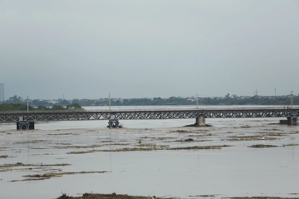 Hiện cầu Long Biên đã già nua theo thời gian, không tránh được tình trạng xuống cấp. Chính vì vậy, khi nước lũ dâng cao sẽ rất nguy hiểm.