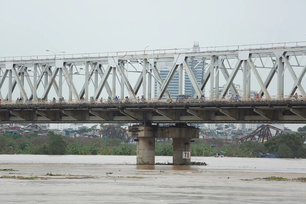Gần đó là cây cầu Chương Dương, hiện tại các phương tiện vẫn được lưu thông qua đây. Vào sáng cùng ngày, Sở GTVT đã cấm xe khách, xe hợp đồng, xe du lịch trên 9 chỗ… để bảo đảm an toàn.