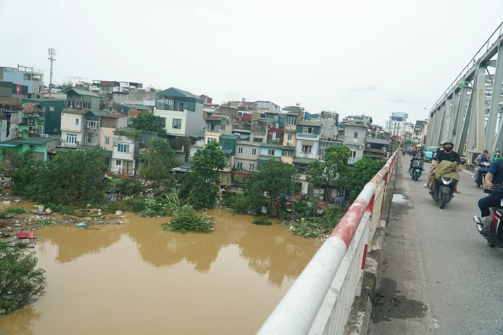 Nước sông Hồng dâng cao đã vào sát nhà dân sinh sống dưới chân cầu Chương Dương.
