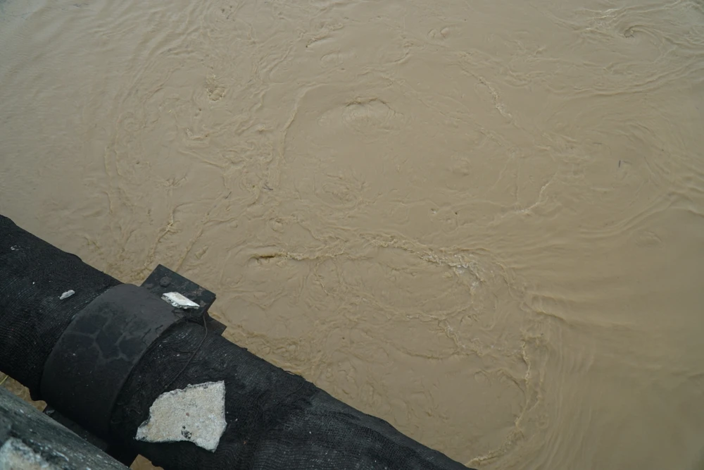 Hình ảnh nước lũ chảy xiết dưới chân cầu Chương Dương.