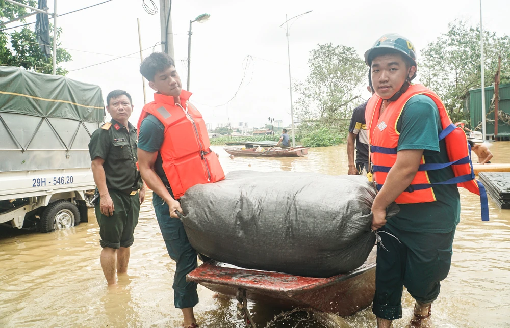 Ở Hà Nội, người dân không gọi chuyện nước lên là lũ, mà là lụt. Trước đây, khi chưa có các hồ thủy điện thì gần như năm nào vùng ngoài đê sông Hồng, dù là nội thành hay ngoại thành, đều có lụt. Từ khi có thủy điện Hòa Bình thì lụt giảm hẳn, mà gần nhất là trận lụt năm 1996. Năm ấy, Hà Nội báo động III, nước lên đến khu vực cửa khẩu, cơ quan chức năng phải đóng cửa khẩu để ngăn nước vào trong, tránh ngập cho khu vực nội thành.