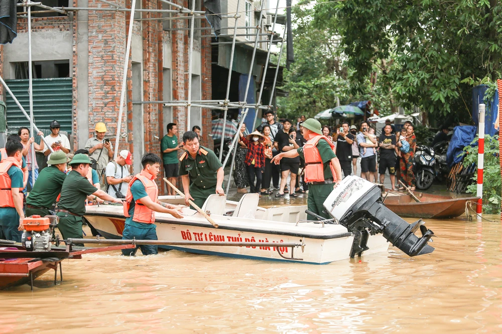 Tại thời điểm này, nước sông Hồng lên chủ yếu vẫn do lũ từ các dòng sông nhỏ trên thượng nguồn nằm ngoài các hồ thủy điện đổ về. Còn các hồ thủy điện lớn đa mục tiêu, vừa phát điện, vừa chống lũ thì đang vận hành chức năng chống lũ, giữ nước lại. Chẳng hạn, Tuyên Quang là hồ thủy điện lớn nhất vùng Đông Bắc bộ, vào lúc 14 giờ 10 chiều nay chỉ xả 685m3/s so với nước lũ về lên tới 4.163m3/s. Còn Hòa Bình, nấc thang thủy điện cuối cùng của sông Đà – nguồn lũ chính từ Tây Bắc bộ, chỉ xả 2.215m3/s so với 5.003m3/s thượng nguồn đổ về. Dù vậy, vẫn có lo ngại là nước sông Hồng tại Hà Nội còn tiếp tục tăng trong những giờ tới.