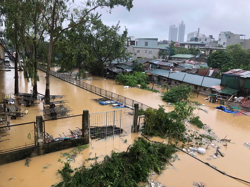 Nhiều ngôi nhà bị ngập tới nóc