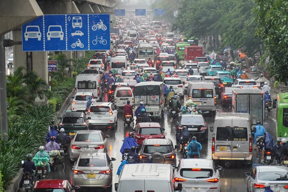 Trên đường Nguyễn Trãi, hướng về trung tâm thành phố dòng phương tiện kẹt cứng.