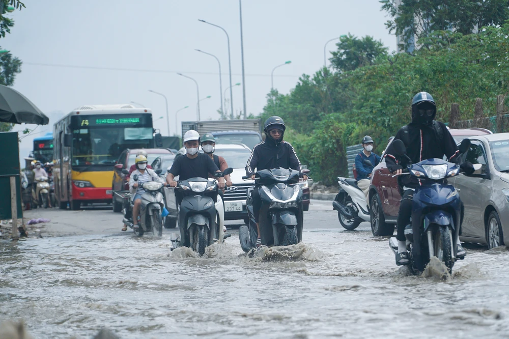 Hà Nội: Đại Lộ Thăng Long có đoạn vẫn ngập sâu sau trận mưa cách đây 3 ngày