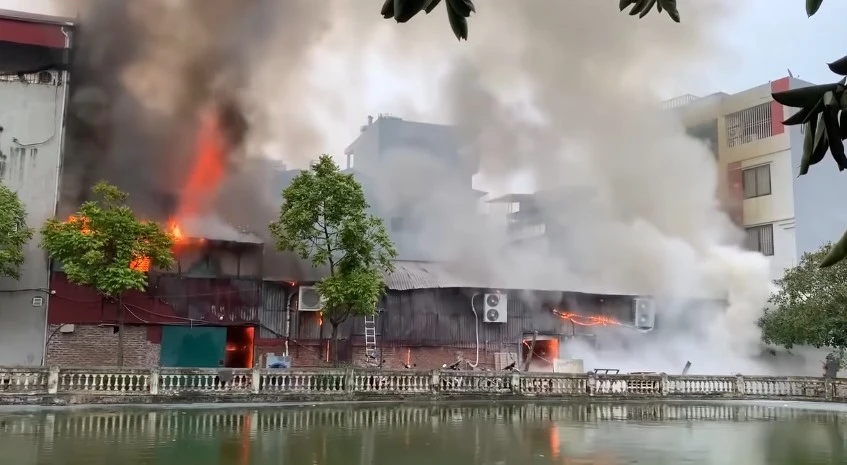 Cháy xưởng in ở Hà Nội, cột khói bốc cao cả chục mét