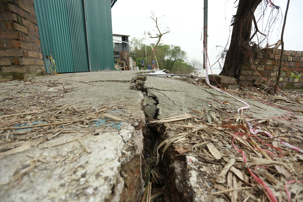 Hiện người dân ở đây rất lo lắng vì nguy cơ tiếp tục sạt lở trong thời gian tới khi nước rút thêm.