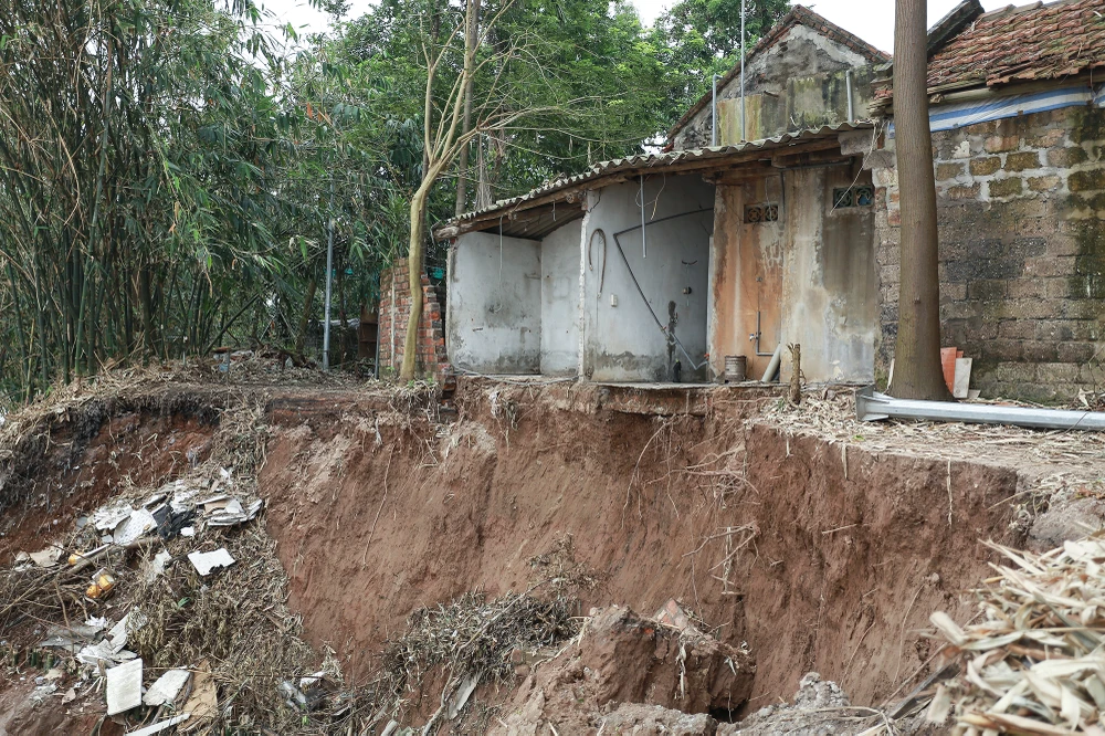 Người dân xã Kim Lan cho biết hiện tượng sạt lở lần này nghiêm trọng nhất từ trước đến giờ. Lần sạt lở gần đây nhất cách đây đã 30 năm.