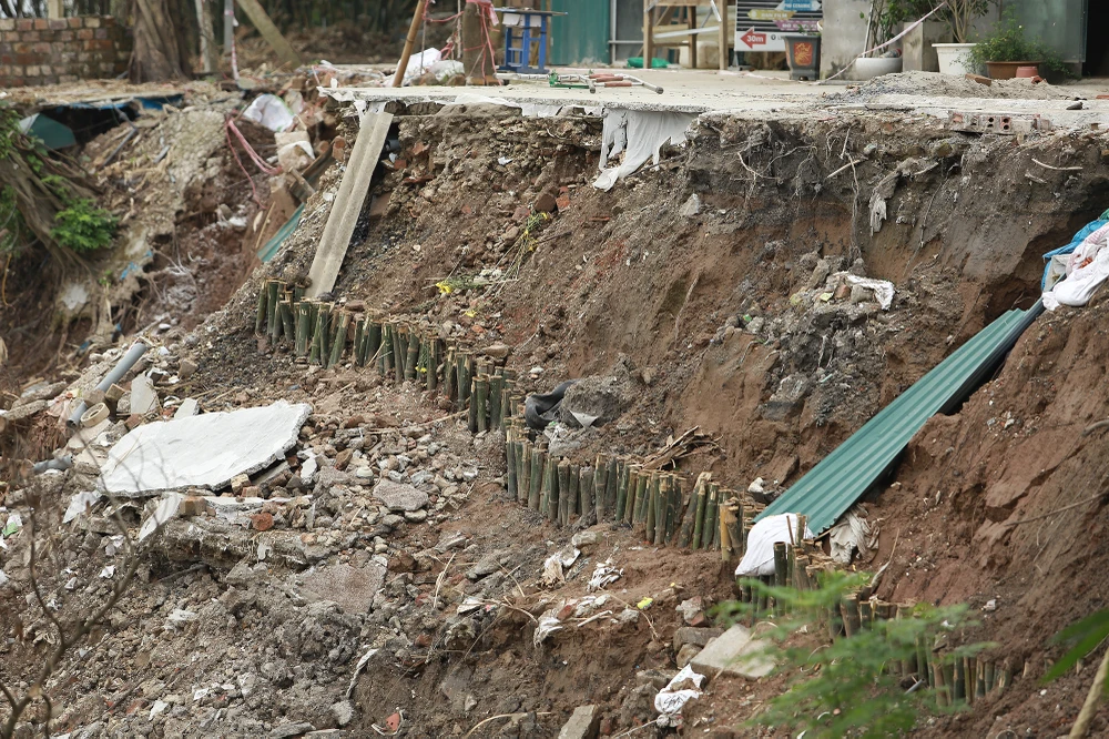 Chính quyền địa phương cùng người dân xã Kim Lan đã dùng cọc tre, bao cát gia cố tạm thời ngăn tình trạng sạt lở, xói mòn đất.