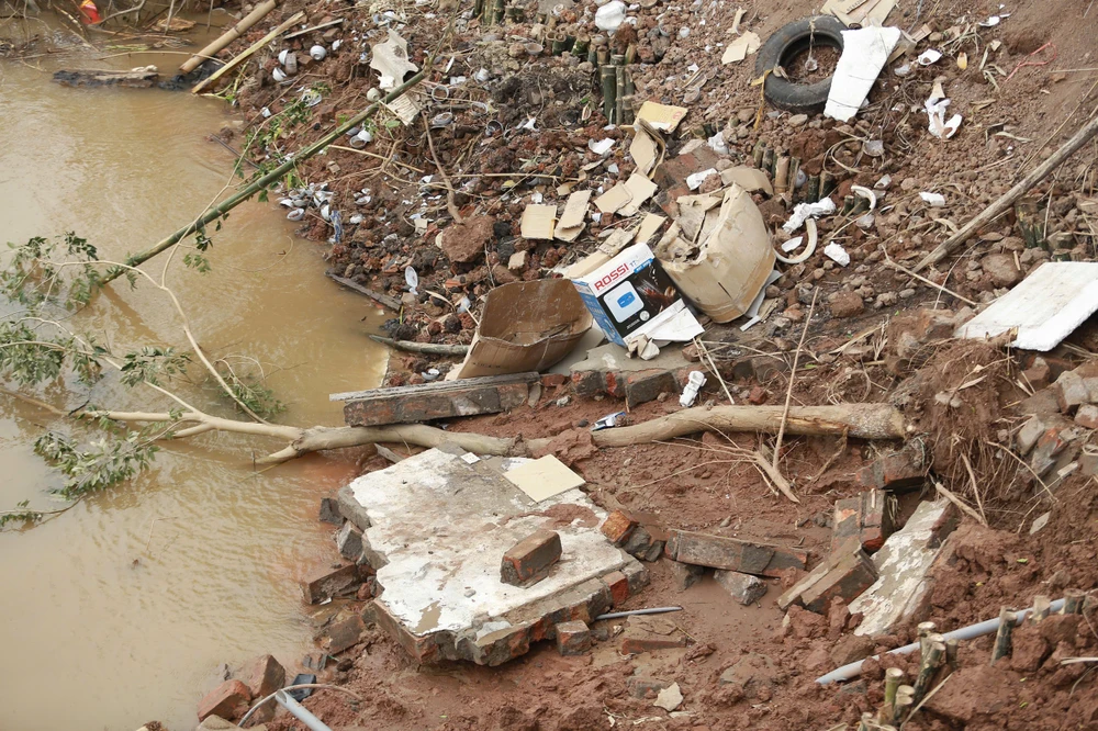 Ông Nguyễn Xuân Hà (xã Kim Lan) cho biết gia đình ông là một trong những hộ chịu ảnh hưởng trực tiếp của vụ sạt lở khi mất đi một phần xưởng tôn rộng khoảng 60 m2 cùng hàng chục m2 đất thổ cư sinh sống.