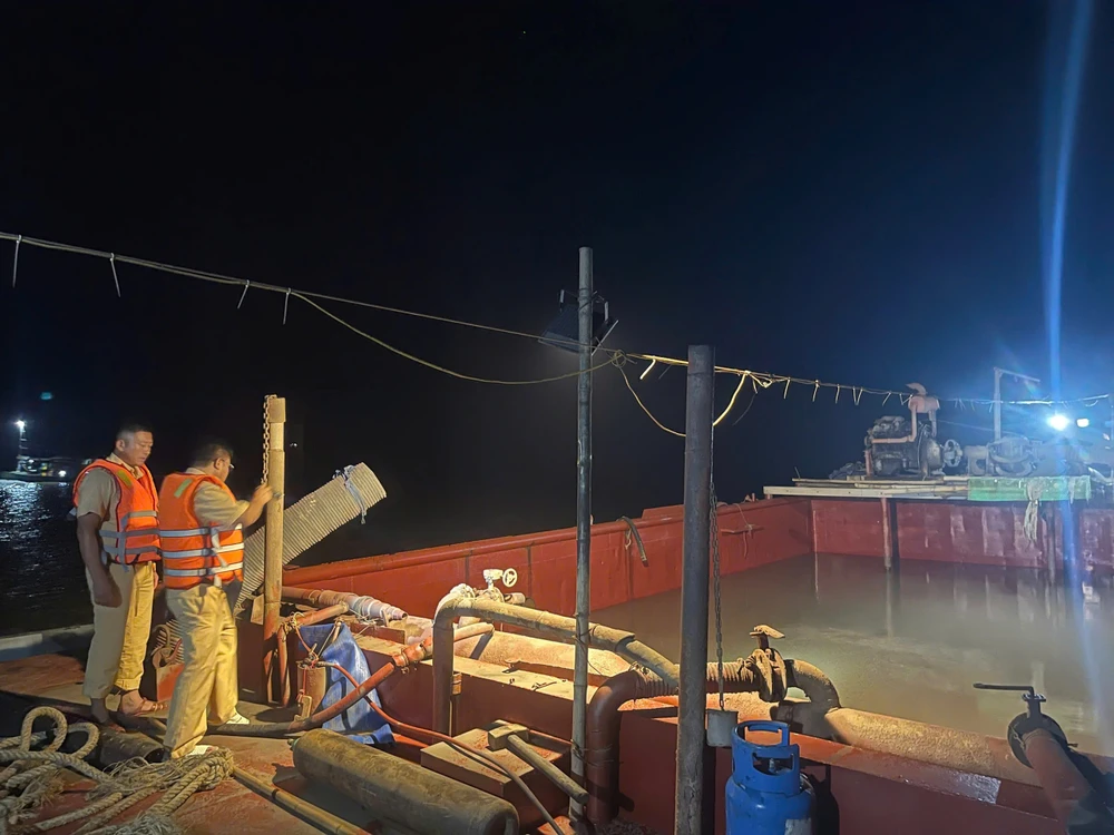 Liên tiếp bắt giữ 5 tàu khai thác cát trái phép ở ven biển tỉnh Nam Định