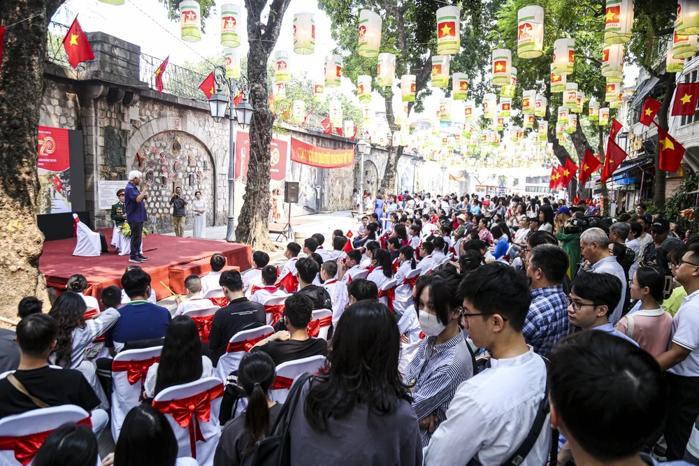 Trong sáng nay, tại phố Bích Họa Phùng Hưng, nhà sử học Dương Trung Quốc đã cùng đông đảo học sinh, phụ huynh ôn lại những kỷ niệm về ngày Giải phóng Thủ đô.