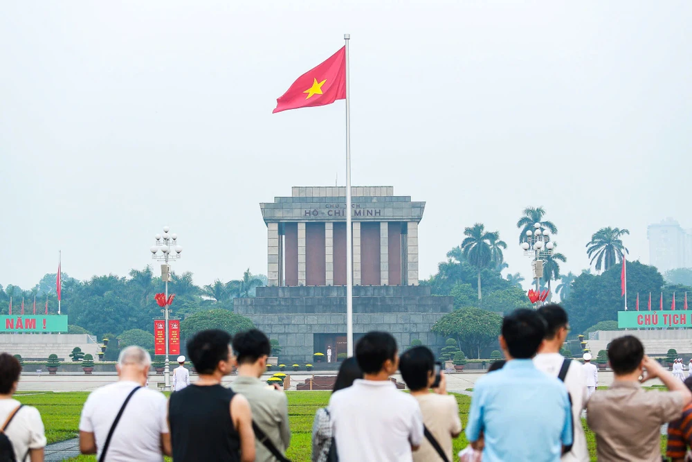 Người dân chứng kiến giây phút thượng cờ trước Lăng Chủ tịch Hồ Chí Minh tại Quảng trường Ba Đình trong ngày kỉ niệm 70 năm Giải phóng Thủ đô (10-10).