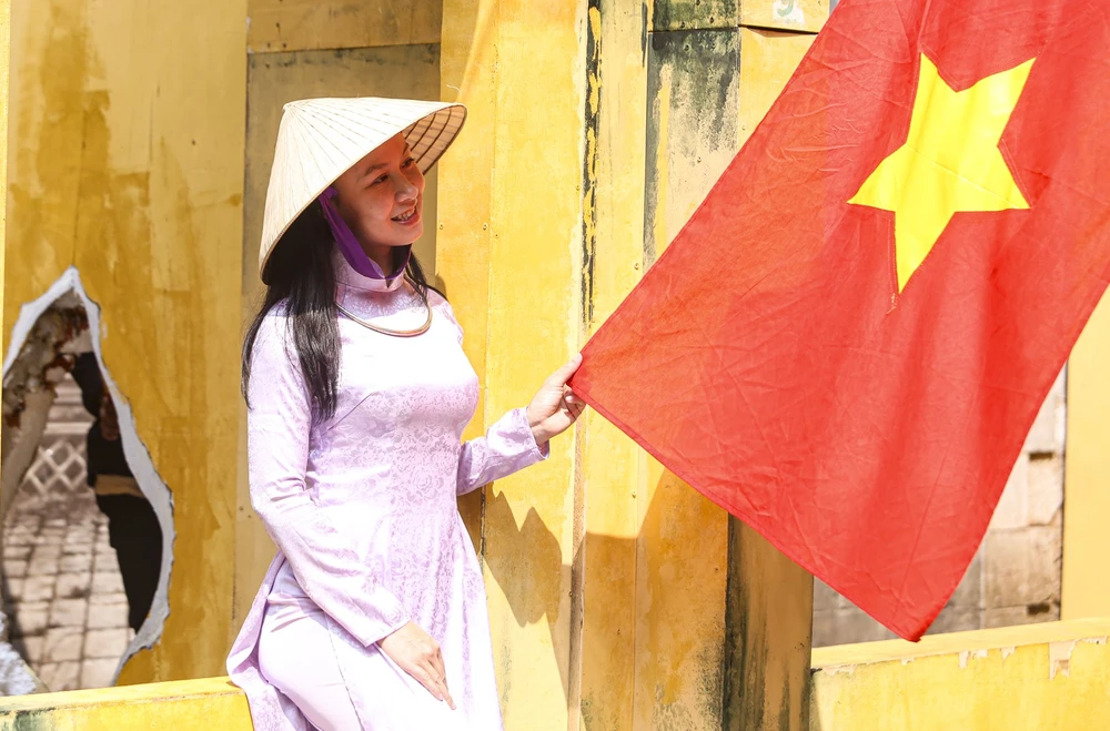 Những chiếc áo dài, những nụ cười thân thiện đã tạo nên bức tranh văn hóa đầy ý nghĩa trong dịp kỷ niệm ngày Giải phóng Thủ đô.