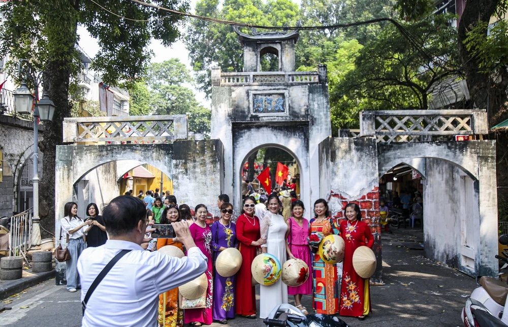 Phố Bích Họa - Phùng Hưng những ngày này chính là điểm đến lý tưởng của du khách. Tại đây đang diễn ra triển lãm “Ký ức Hà Nội – 70 năm”.