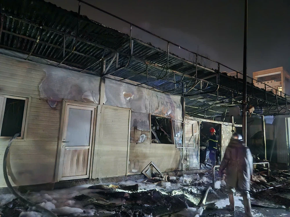 Bệnh viện Đa khoa Đức Giang cháy lớn tại khu vực chứa vật tư