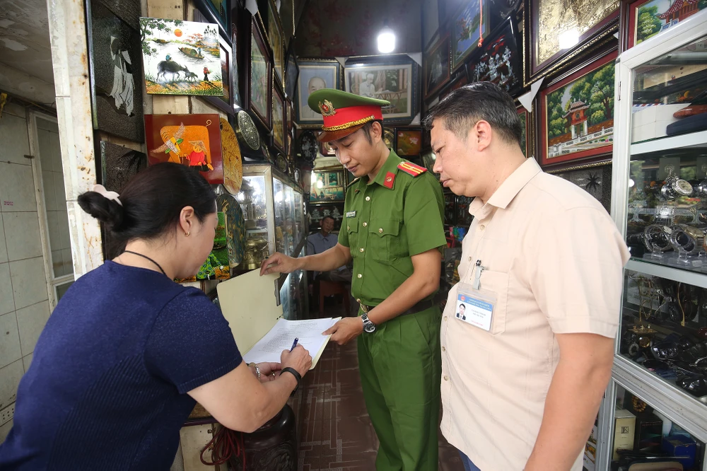 Hà Nội kiên quyết xử lý hành vi chiếm dụng lòng đường, vỉa hè