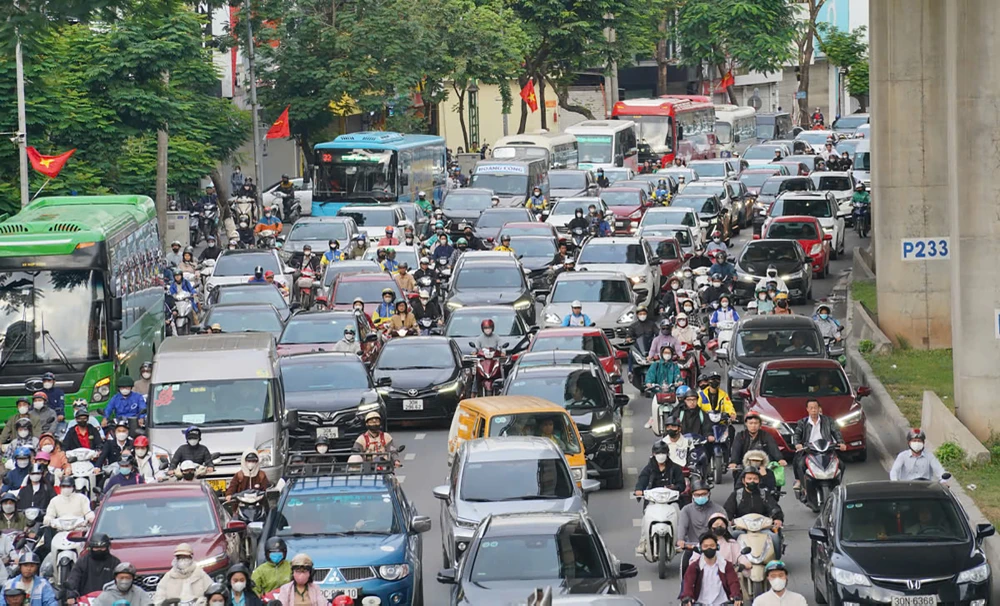 Ghi nhận tại Hà Nội vào sáng nay, ngày 28-10, do không khí lạnh tràn về, nhiều người dân Hà Nội phải khoác áo ấm khi ra đường.