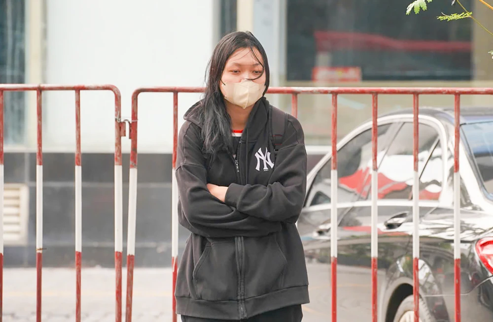 Không khí lạnh tràn về, cộng thêm gió lùa khiến nhiều người co ro khi ra đường sáng nay.