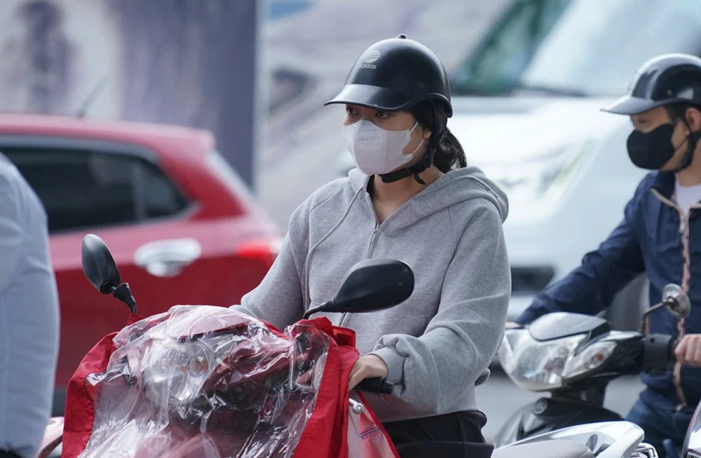 Dưới thời tiết lạnh hơn mức bình thường, những chiếc áo khoác mỏng được người dân sử dụng để giữ ấm cho cơ thể.