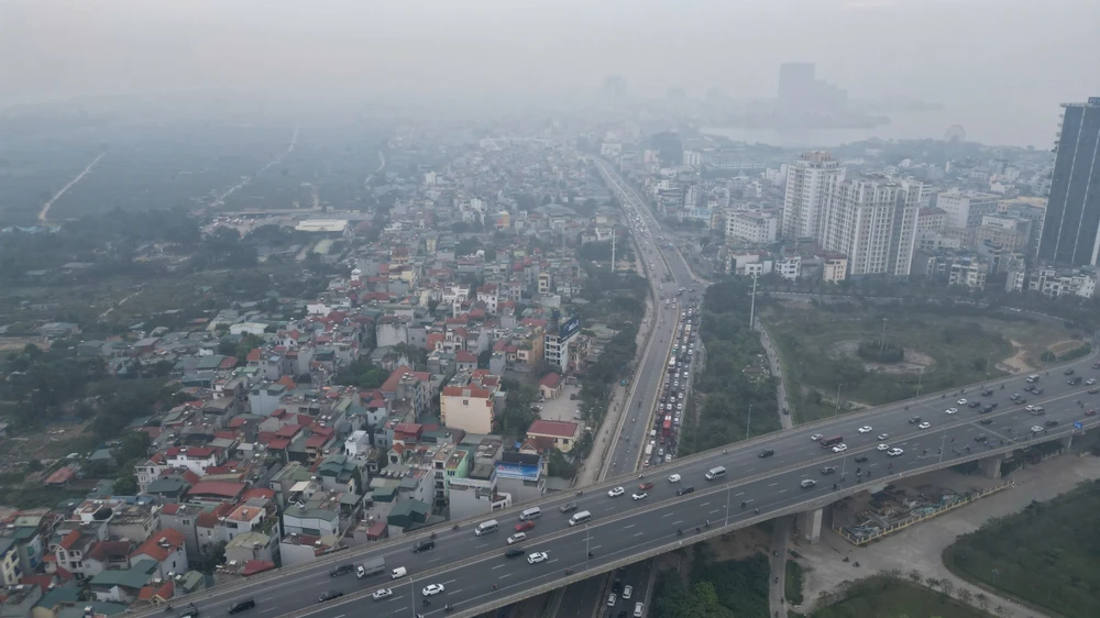 Chất lượng không khí thấp, bầu trời Hà Nội mờ ảo trong sương