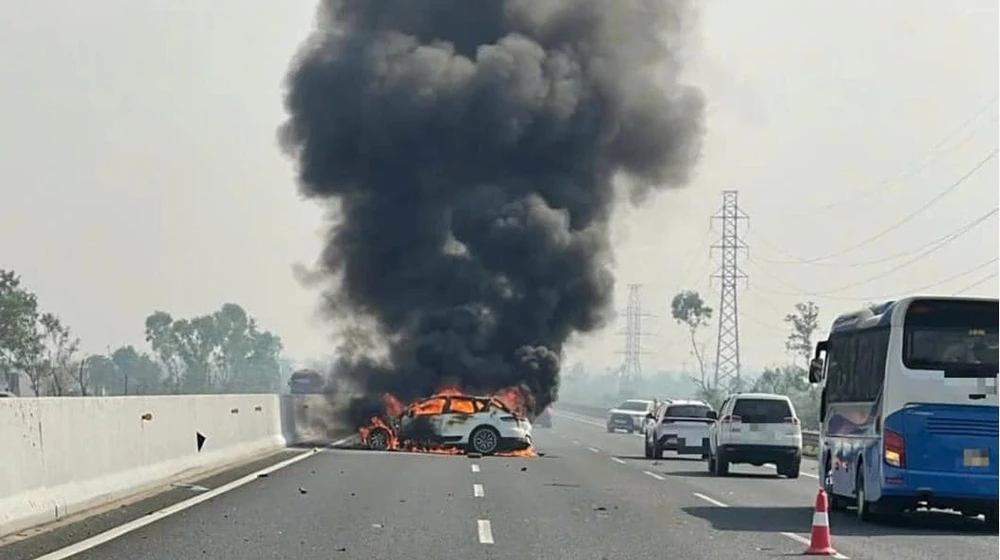 Xe Porsche Macan cháy trơ khung trên cao tốc Hà Nội – Hải Phòng