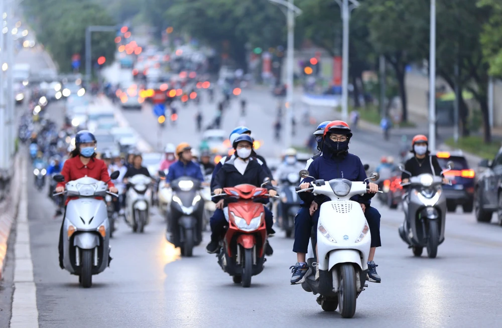 Người dân Hà Nội đón đợt không khí lạnh diện rộng đầu tiên