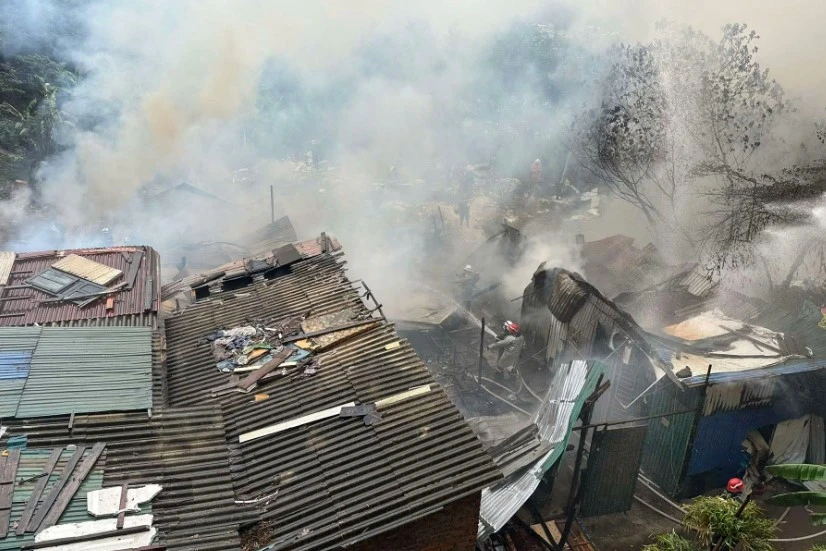 Cháy khu lán tạm ở Hà Nội