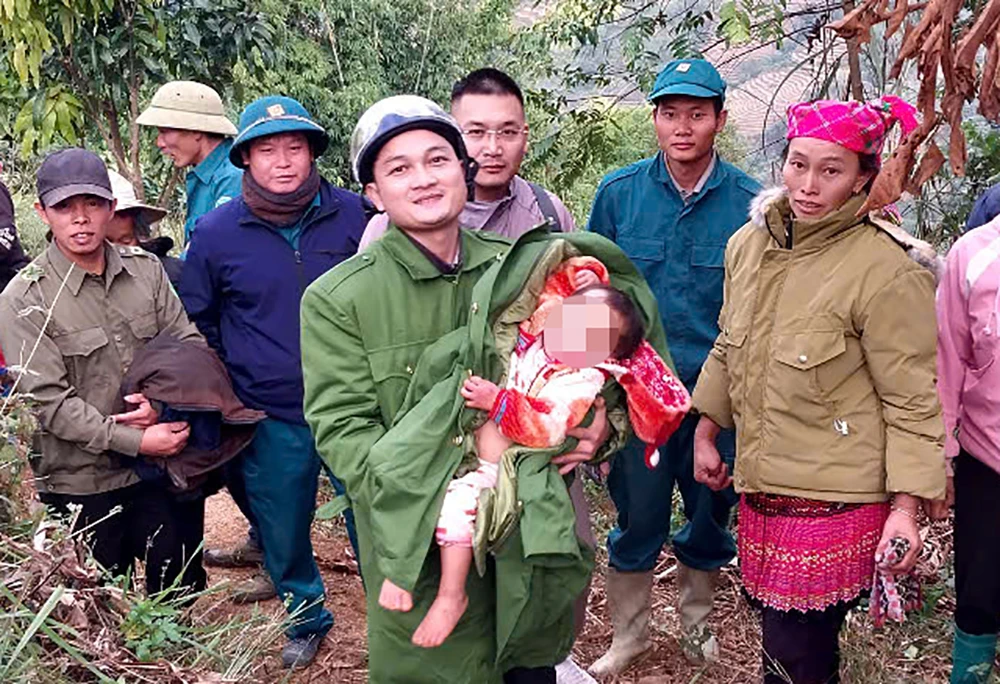 Hàng trăm người xuyên đêm tìm cháu bé 2 tuổi đi lạc