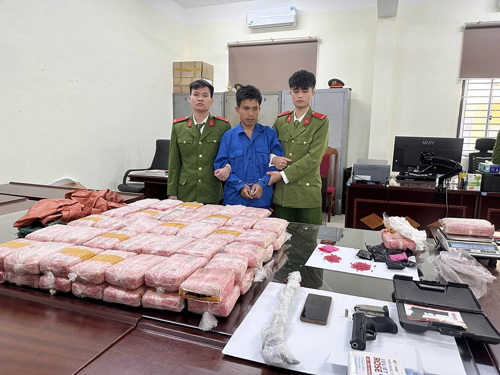 Nhóm người nước ngoài vận chuyển ma túy chống trả lực lượng chức năng bằng súng