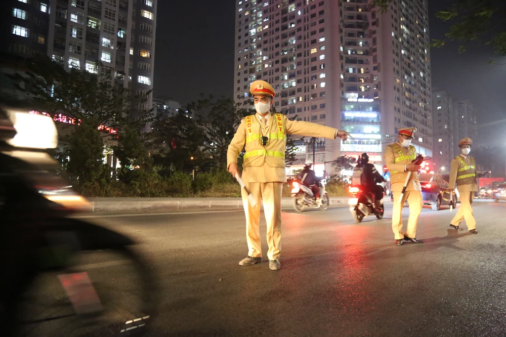 Tổ công tác thuộc Đội CSGT số 6, Phòng CSGT Công an TP Hà Nội đã lập chốt trên đường Nguyễn Cơ Thạch, quận Nam Từ Liêm để kiểm tra vi phạm nồng độ cồn, tối 3-1.