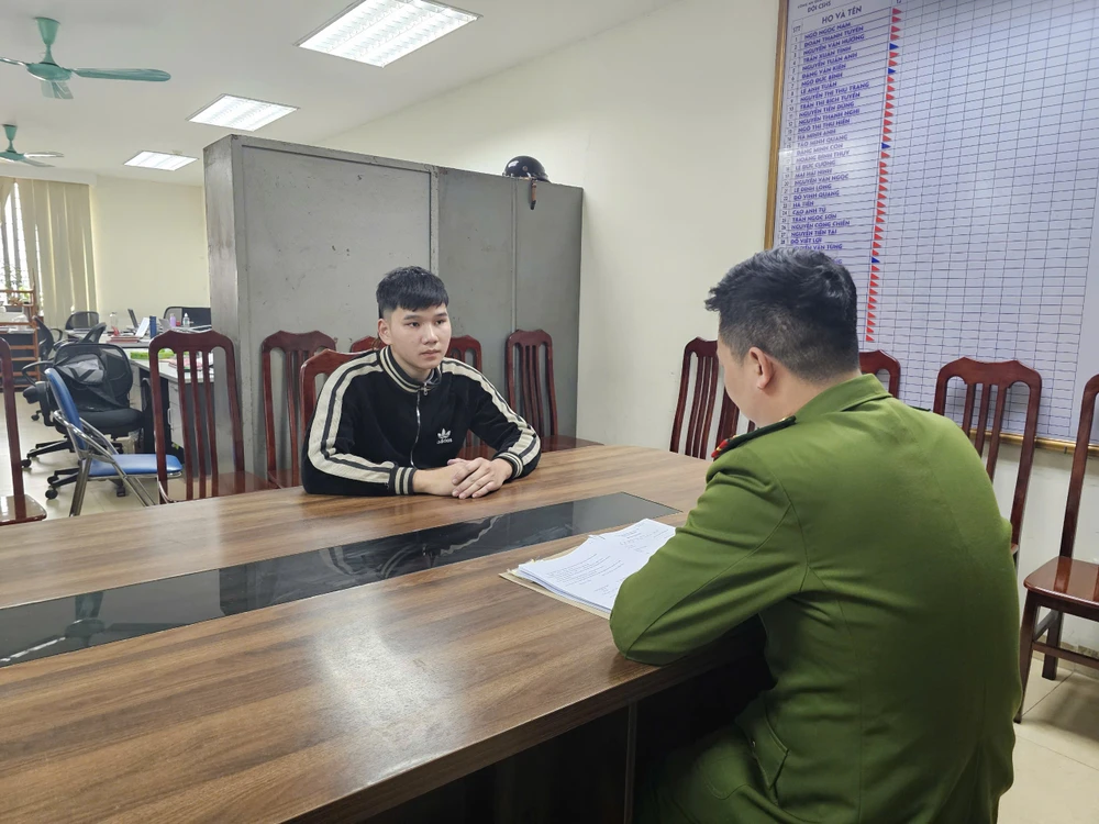 Nam thanh niên ‘đi bão’, tông gãy chân cán bộ công an