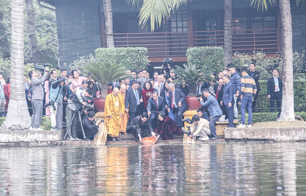 Hình ảnh Chủ tịch nước Lương Cường cùng Phu nhân và kiều bào dâng hương, thả cá