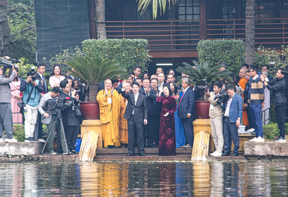 Hình ảnh Chủ tịch nước Lương Cường cùng Phu nhân và kiều bào dâng hương, thả cá