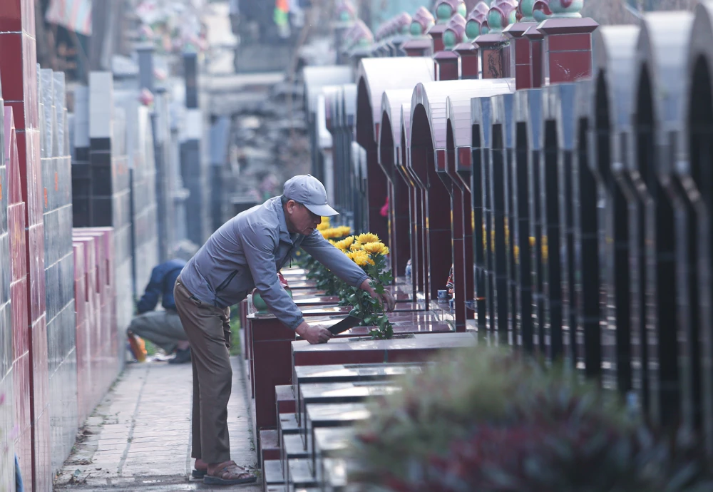 Theo ghi nhận tại nhiều nghĩa trang ở Hà Nội như Xuân Đỉnh, Yên Hòa, Văn Điển...những ngày này, người dân Hà Nội tấp nập đi tảo mộ cuối năm.